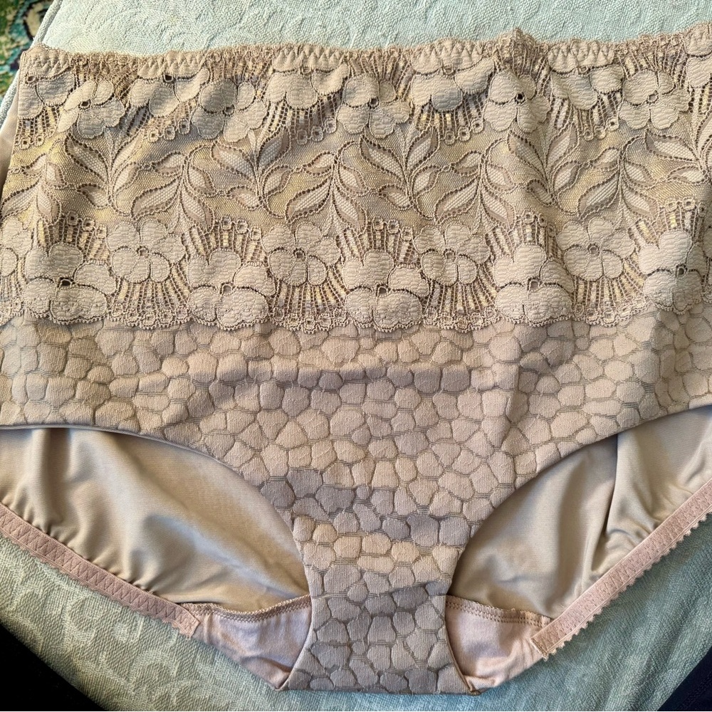 Elegant Lace Women's Panties - Taupe